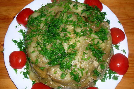 Фото к рецепту: Салат из печеных баклажанов с грецкими орехами и травами по-гречески