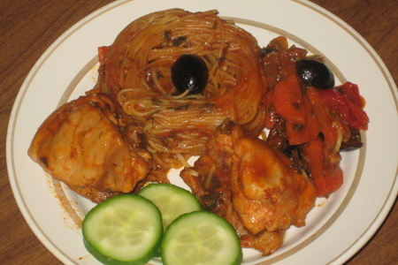 Фото к рецепту: Курица,тушеная с маслинами и овощами и с добавлением гнезд.