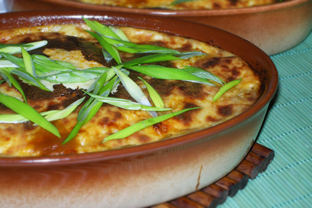 Фото к рецепту: Мясная запеканка с фасолью под сырным соусом.