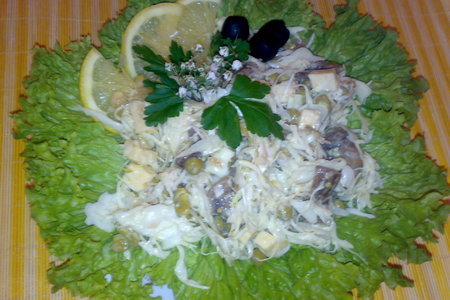 Фото к рецепту: Капустный салат с курицей и горошком