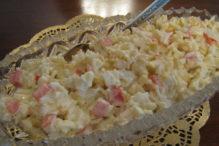 Фото к рецепту: Салат "сливочный" из крабовых палочек