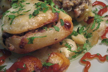 Ароматный запеченый фаршированный картофель со свининой, грибами и копченым салом.