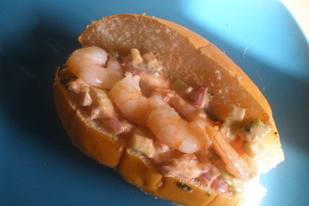 Фото к рецепту: Сендвич с креветками и соусом ремулад
