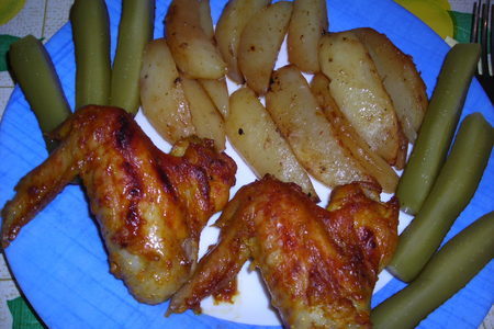 Фото к рецепту: Куриные крылышки  и картошка в рукаве