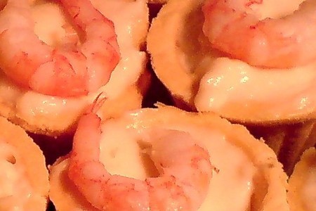 Фото к рецепту: Французские корзиночки с креветками и сыром