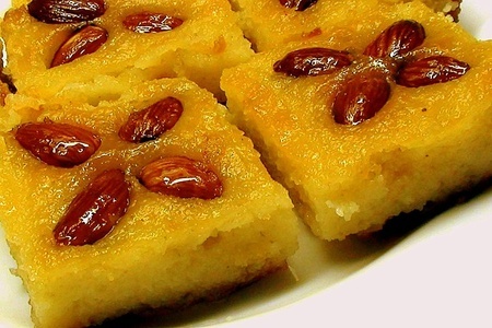 Фото к рецепту: Десерт из манки с миндалём в сахарном сиропе «басбаса»