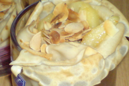 Фото к рецепту: Блинные кулёчки с творогом,мёдом и карамелизироваными яблоками(день первый....)