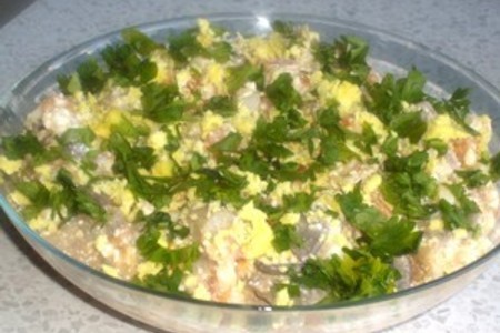 Фото к рецепту: Салат из грибов с сельдью