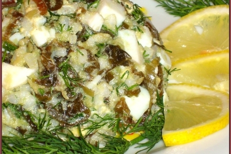Фото к рецепту: Салат из морской капусты  с заправкой из авокадо
