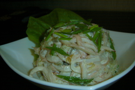 Фото к рецепту: Салат из кальмаров, картофеля и соленых огурцов