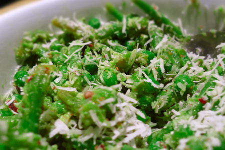 Фото к рецепту: Вспоминая рождество 2: салат из зеленой фасоли и зеленого горошка.