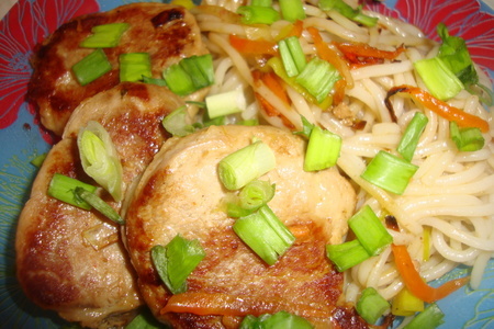 Фото к рецепту: Вырезка с рисовой лапшой и овощами
