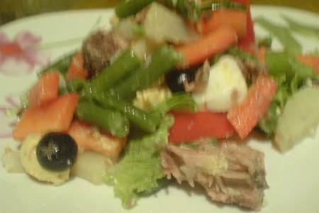 Фото к рецепту: Салат с тунцом и  овощами.
