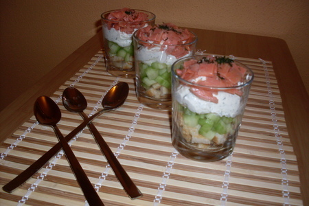 Фото к рецепту: Cooler lachs in perfekter begleitung:) закуска с лососем,огурчиком и со:)