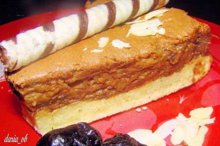 Фото к рецепту: Воздушный пирог с черносливом и миндалем