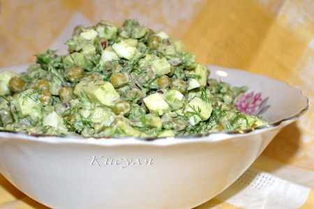 Фото к рецепту: Салат из авокадо с горошком и яблоком