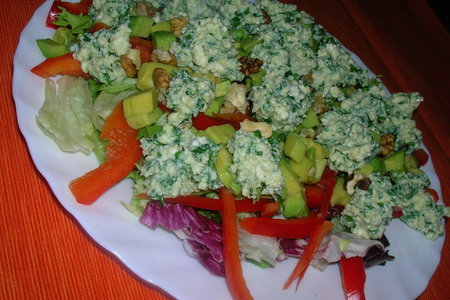 Сырный салат с авокадо, сладким перцем и грецкими орехами