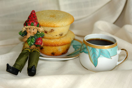 Фото к рецепту: Манник с изюмом и малиновым джемом для веселого чаепития.