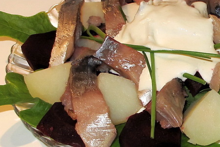 Фото к рецепту: Салат из копченой скумбрии с картофелем
