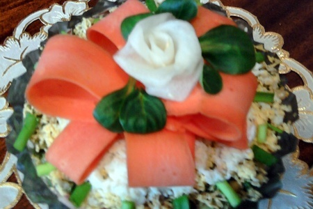 Фото к рецепту: Салат креветочный с овощами "бантик"