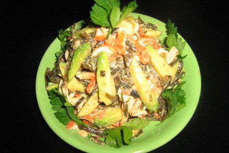 Фото к рецепту: Салат с морской капустой и авокадо.