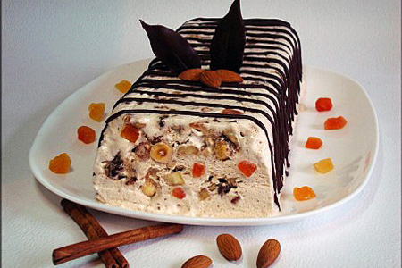 Фото к рецепту: Ореховое мороженое с каплями шоколада и цукатами "чарующая сказка шехрезады".