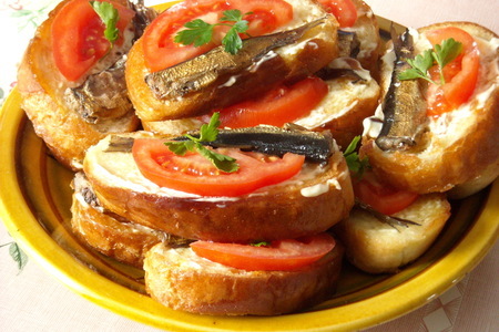 Фото к рецепту: Бутерброды со шпротами