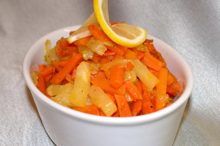 Фото к рецепту: Пикантная закуска из моркови с ананасами