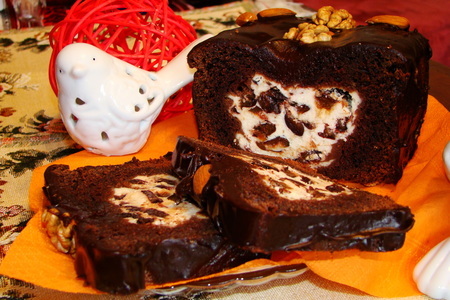 Фото к рецепту: Шоколадное полено с творожно-черносливовой начинкой
