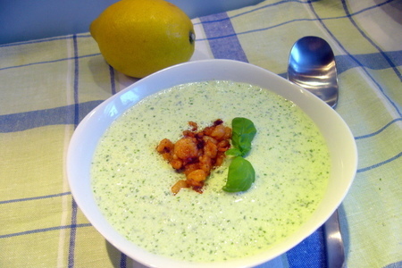 Фото к рецепту: Холодный огуречно-базиликовый суп с креветками