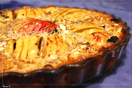 Фото к рецепту: Пирог с яблоками и миндалем