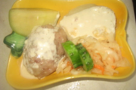 Фото к рецепту: Нижегородские шницели под белым соусом и пряным паром