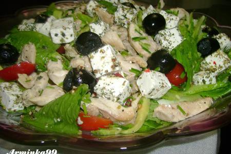 Фото к рецепту: Греческий островной салат с курицей и авокадо