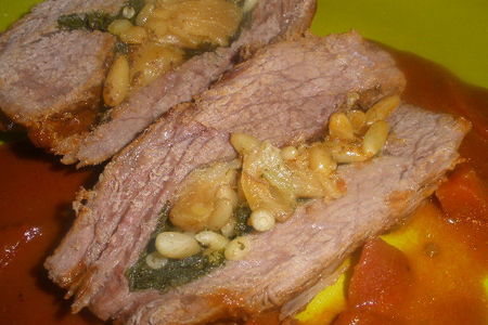 Фото к рецепту: Мясо, фаршированное чесноком и кедровыми орехами в винном соусе