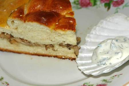 Фото к рецепту: Пирог с курицей и грибами по-уральски
