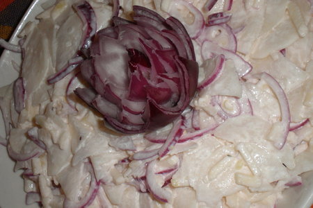Фото к рецепту: Салат из дайкона и яблок с репчатым луком
