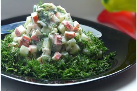 Фото к рецепту: Салат из крабовых палочек "и снова, здравствуйте!"