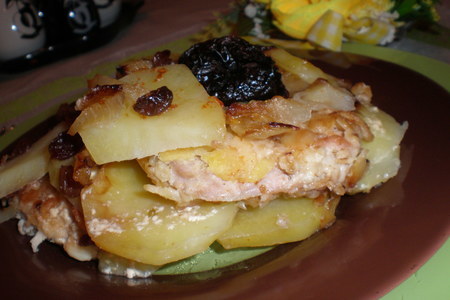Фото к рецепту: Отбивные в шубке, запеченные с картофелем, черносливом и изюмом