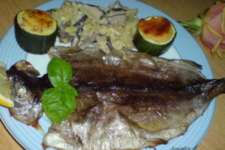 Фото к рецепту: Запечённая форель с цуккини, картофелем и маринованными грибами в сливках