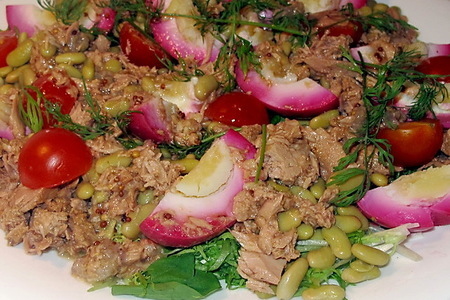 Фото к рецепту: Салат с тунцом и яйцами в свекольном маринаде