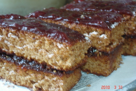 Фото к рецепту: Пряничные пирожные с джемом из красной смородины