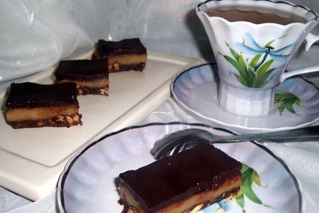 Фото к рецепту: Пирожные со сливочным toffee и шоколадом