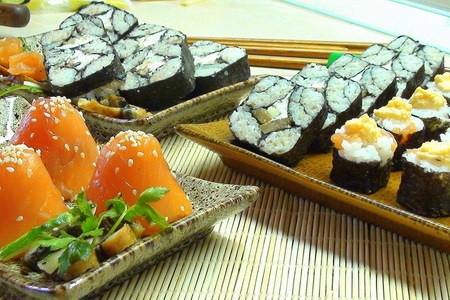 Фото к рецепту: Ролл «мозаика». суши-трюфели. быстрые рулетики с сёмгой и икрой. нигири-суши с килькой.
