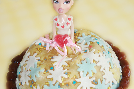 Фото к рецепту: Торт-кукла с марципаном
