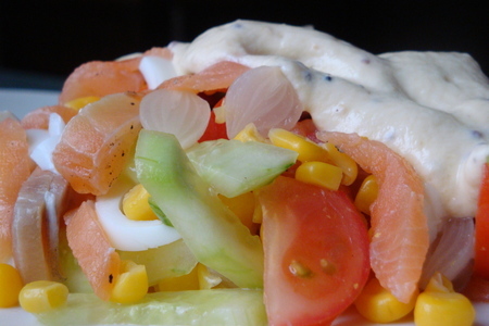 Фото к рецепту: Легкий салат с красной рыбой и маринованным лучком