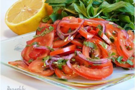 Фото к рецепту: Салат из помидоров с мятой,  с лимонной заправкой.