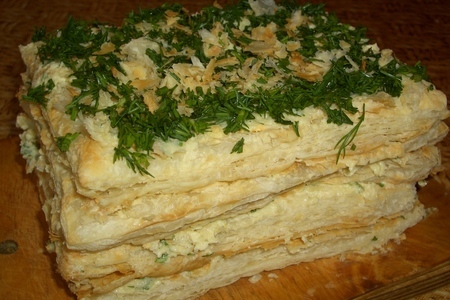Фото к рецепту: Закусочный пирог из слоеного теста с сыром и зеленью