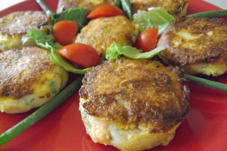 Фото к рецепту: Картофельные крокеты с беконом и сыром.