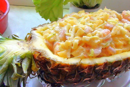 Фото к рецепту: Салат креветочный с ананасом, в ананасе :)