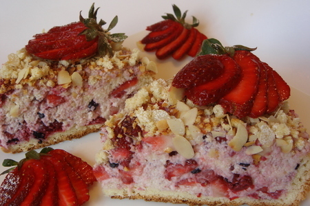 Фото к рецепту: Бисквитный пирог с ягодами и кремом.